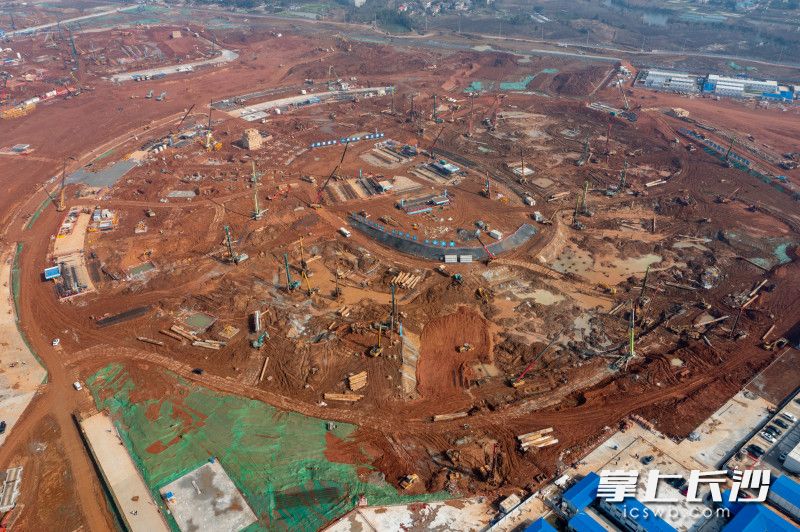 从高空俯瞰，主体育场的圆形地基已初具雏形。