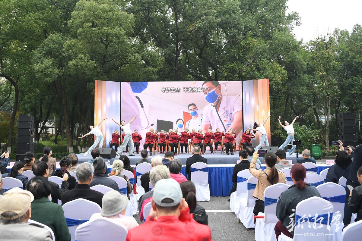 精彩的文艺表演。（全媒体记者 罗韬 摄）2.jpg