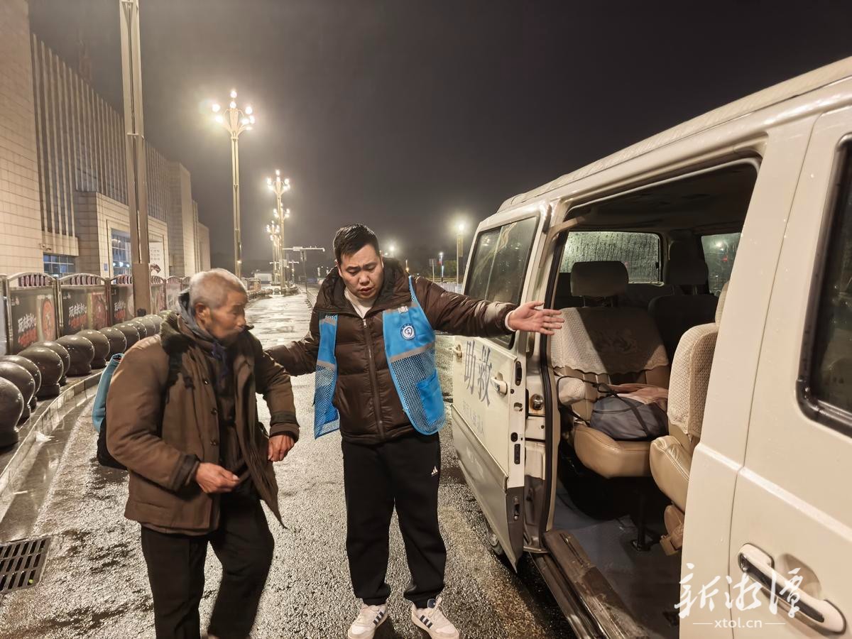 当晚23时左右，78岁的老人在火车站附近，坐上了救助车辆。（吴珊 摄）.jpg