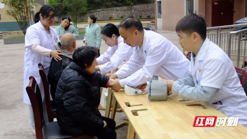 简篇-嘉禾县多部门联动开展重阳节慰问活动 非遗温情伴老人过佳节