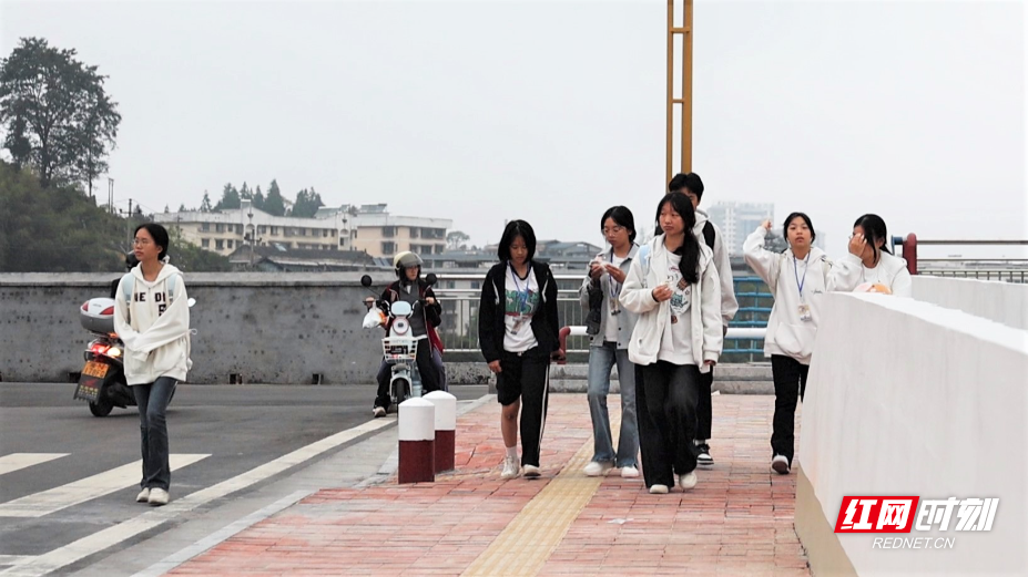 上学路变安心桥，状元桥打通师生“顺畅路” (7).JPG