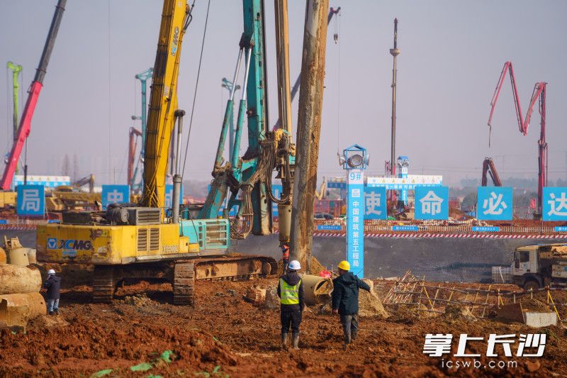 长沙奥体中心项目现场，施工人员在作业。