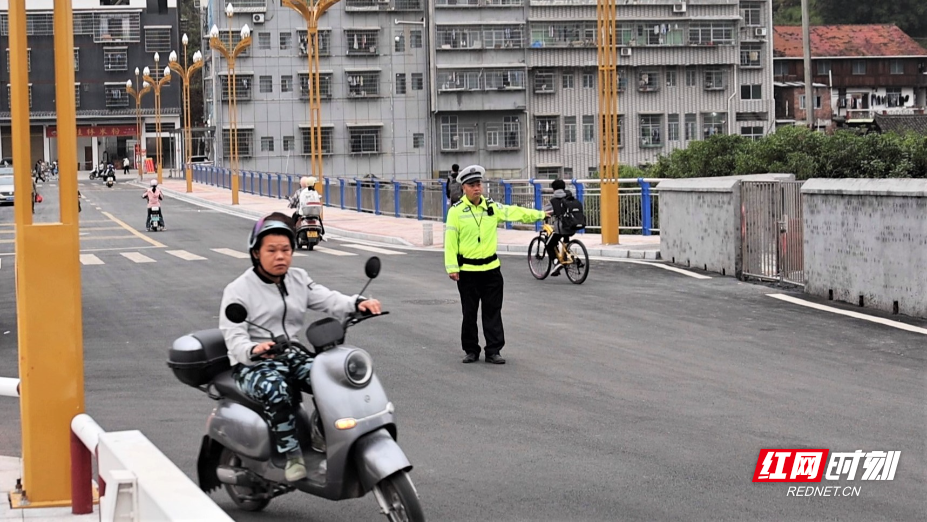 上学路变安心桥，状元桥打通师生“顺畅路” (6).JPG