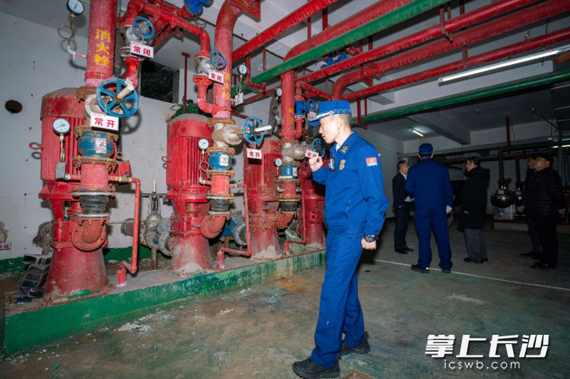 长沙经开消防在进行夜查。 长沙晚报通讯员 张佳欣 摄