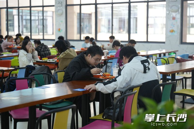 高校食堂越来越注重学生的意愿，多元化选择让大学生吃得越来越健康。