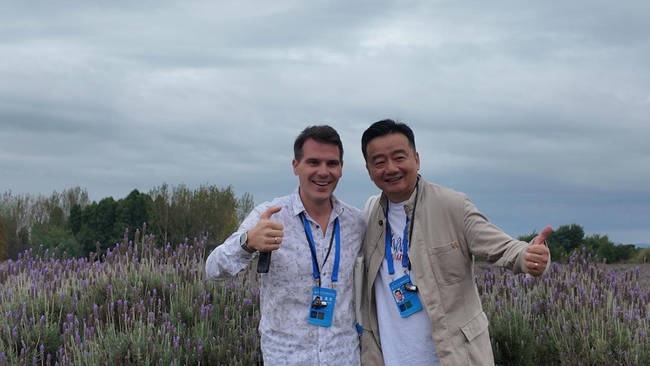 图为塞尔维亚记者协会董事会成员马尔科·内德尔伊科维奇（左）与丹麦《哥本哈根邮报》特别顾问威尔逊·朱参观薰衣草庄园。人民论坛记者李一丹 摄