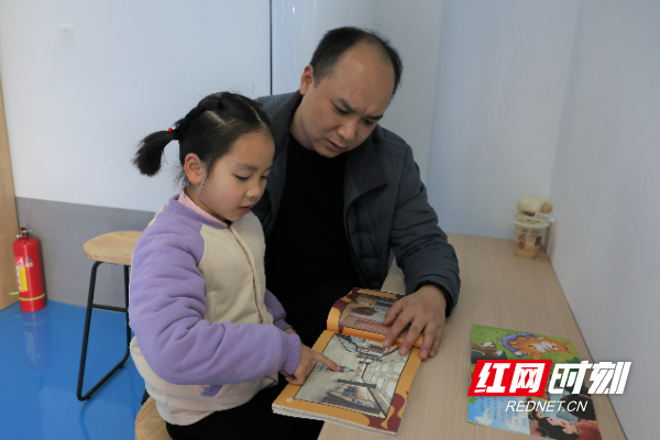 刷卡即借 + 延时开放！我县首座智慧书屋启用 (6).JPG