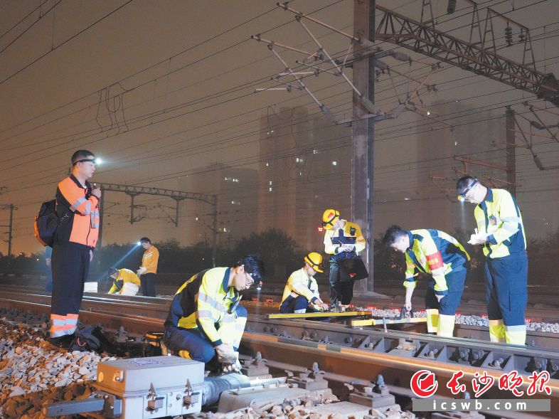 　　施工人员正抢抓夜间“天窗”时段施工。长沙晚报通讯员 方杰 郭成 供图