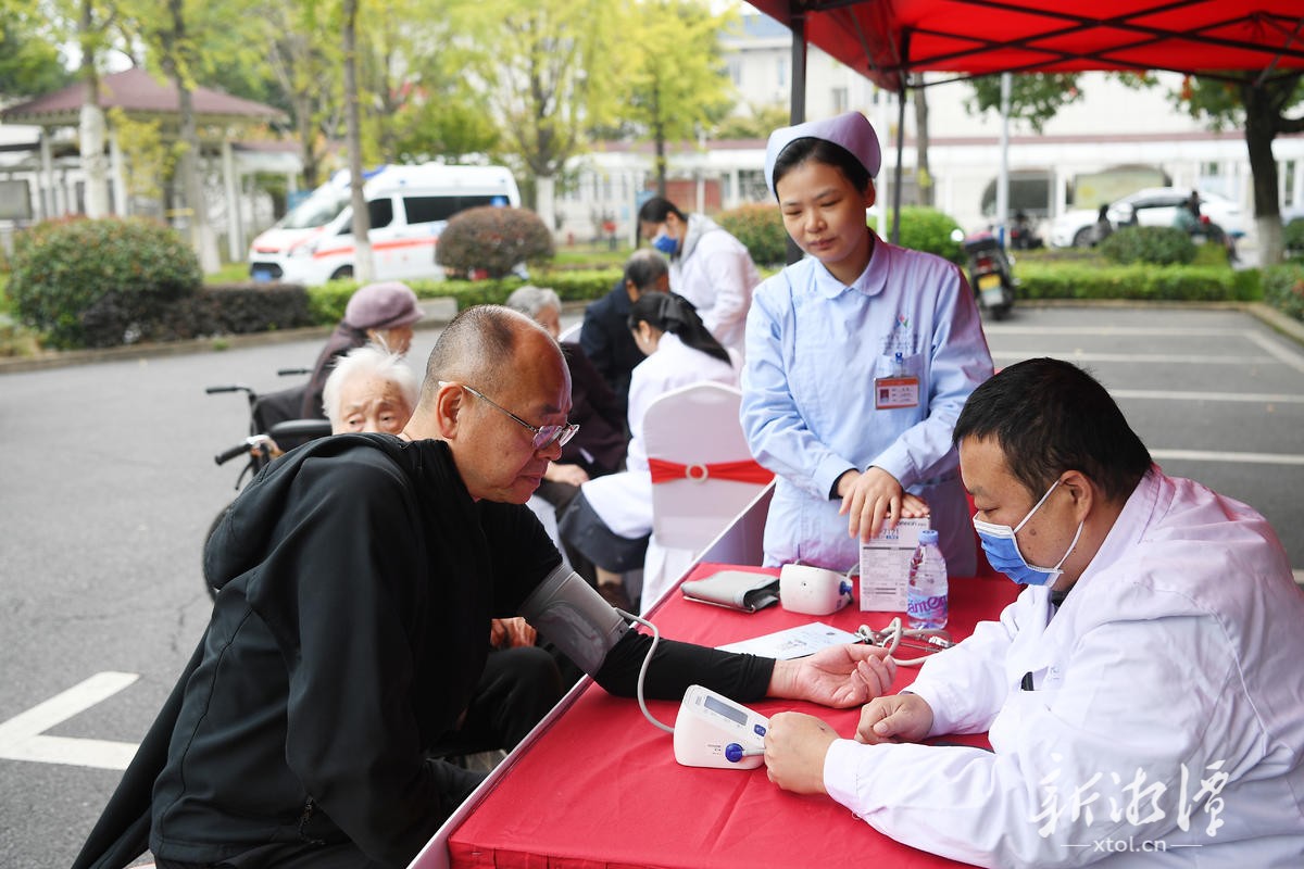 医护人员为老人测量血压。（全媒体记者 罗韬 摄）.jpg
