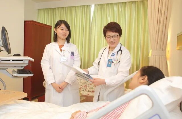 顾静文（中）在华山医院国际部查房。