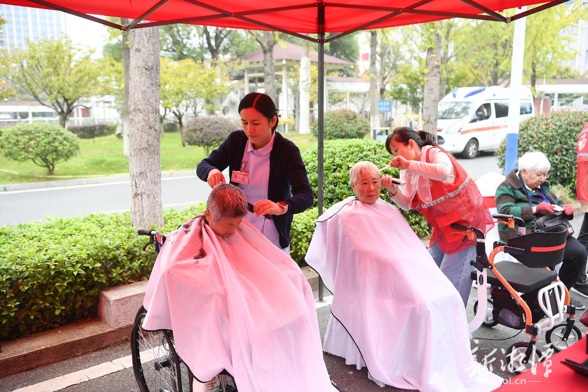 志愿者为老人理发。（全媒体记者 罗韬 摄）.jpg